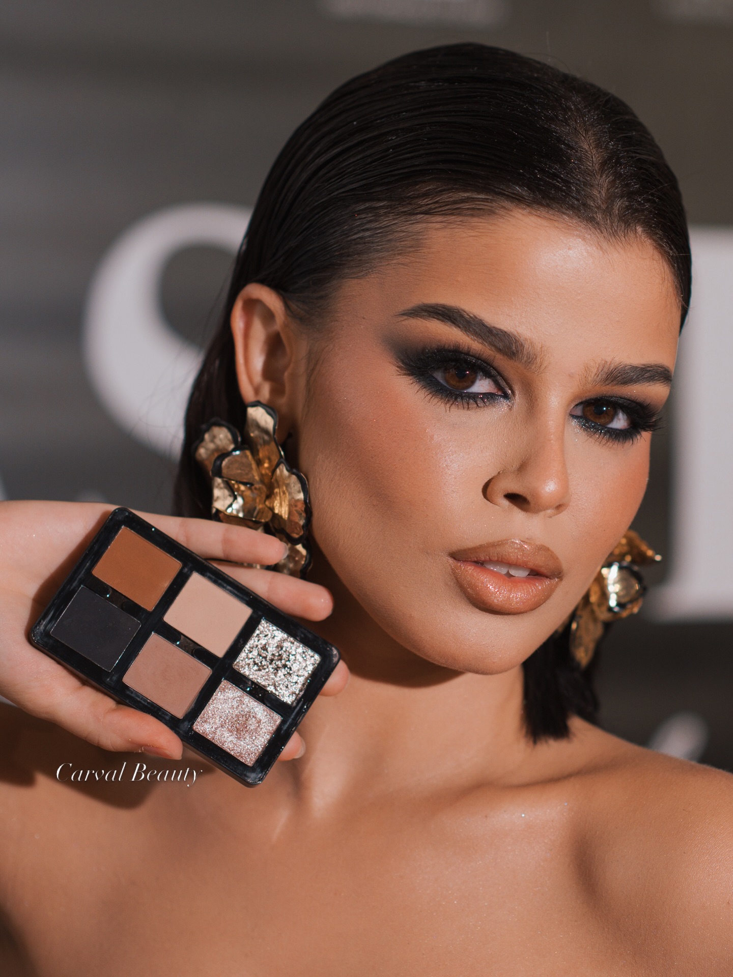 Look Día 1 · Propuesta 2 ✨
El segundo maquillaje  de la mano del gran maquillador Alessandro Alcantara, quien nos regala un smokey eye impactante y espectacular realizado con la Lightwork Palette Everyday Magic Mini Freedom Palette de Danessa Myricks Beauty. La preciosa modelo luce un increíble vestido de los diseñadores canarios Marco & Maria, capturado por la mirada de nuestra querida fotógrafa Mercy Monterrosa 📸
Segunda propuesta del día y agradecimiento infinito por todo lo vivido a las organizadoras Denimar Bitorage y Teresa Laturna y a todo su equipo.
Carval Beauty presente 💫

@alcantaramakeup @victordlas @debitorage @lartunaeventos @carvalbeauty @mercyfonterosa @mfphotography.01 @hotel_santacatalina 
@danessa_myricks @danessamyricks_europe